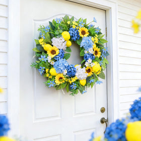 Bloeien 24in wreath suitable for indoor or outdoor use.