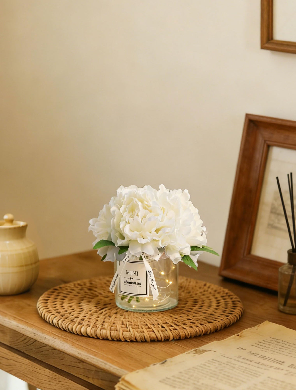 BLOSMON easy-care artificial flowers suitable for year-round decoration.