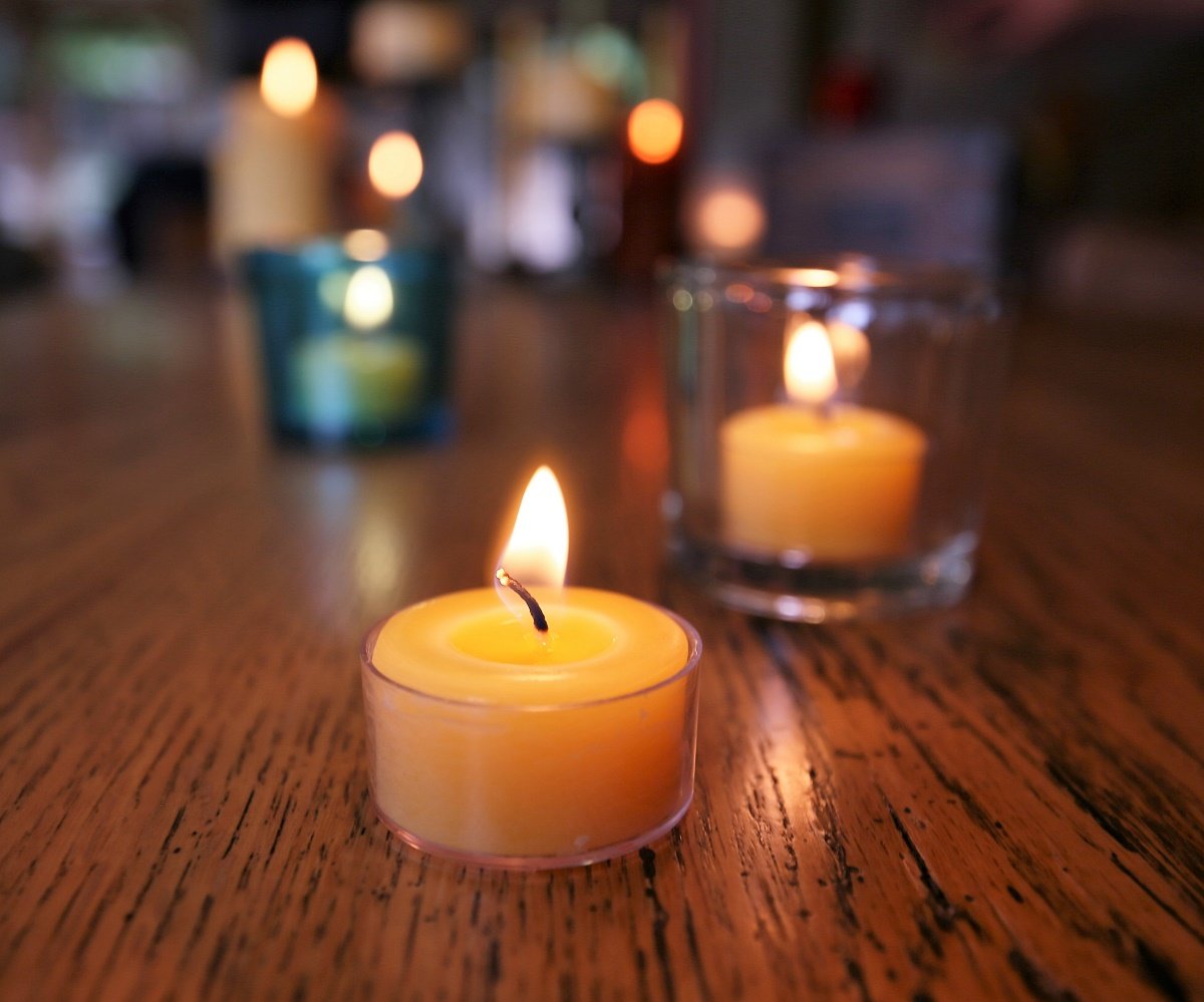 Bluecorn beeswax tea light, pure beeswax, fragrance-free for clean burn.