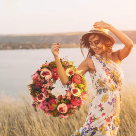 Lush BOMAROLAN wreath leaves add seasonal charm