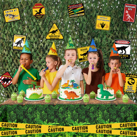 BORAMDO dinosaur party decor kit delivers a complete, portable jungle setup.