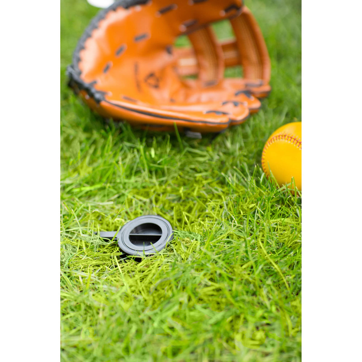 Brabantia garden scene shows spacious drying area in a sunny yard.
