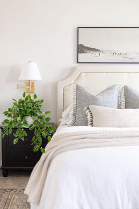 Briful Compact tabletop decor for small spaces.