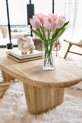 Briful set of 8 tulips creates coordinated bouquets across spaces.