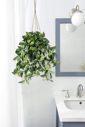 Briful silk leaves replicate natural texture and color up close.