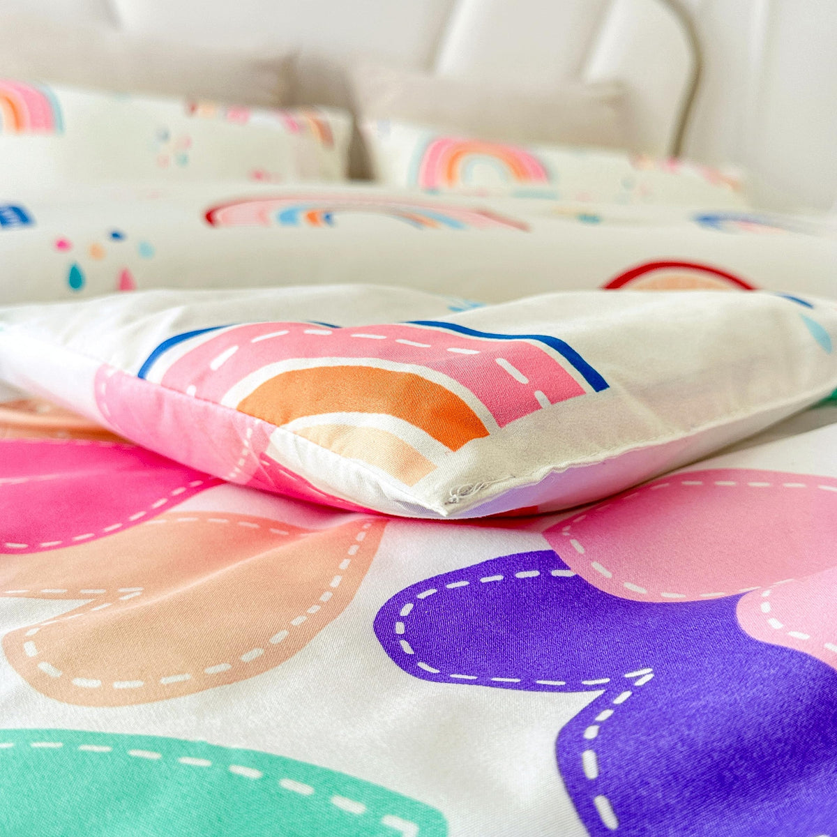Btargot lightweight comforter keeps a room airy while staying cozy in all seasons.