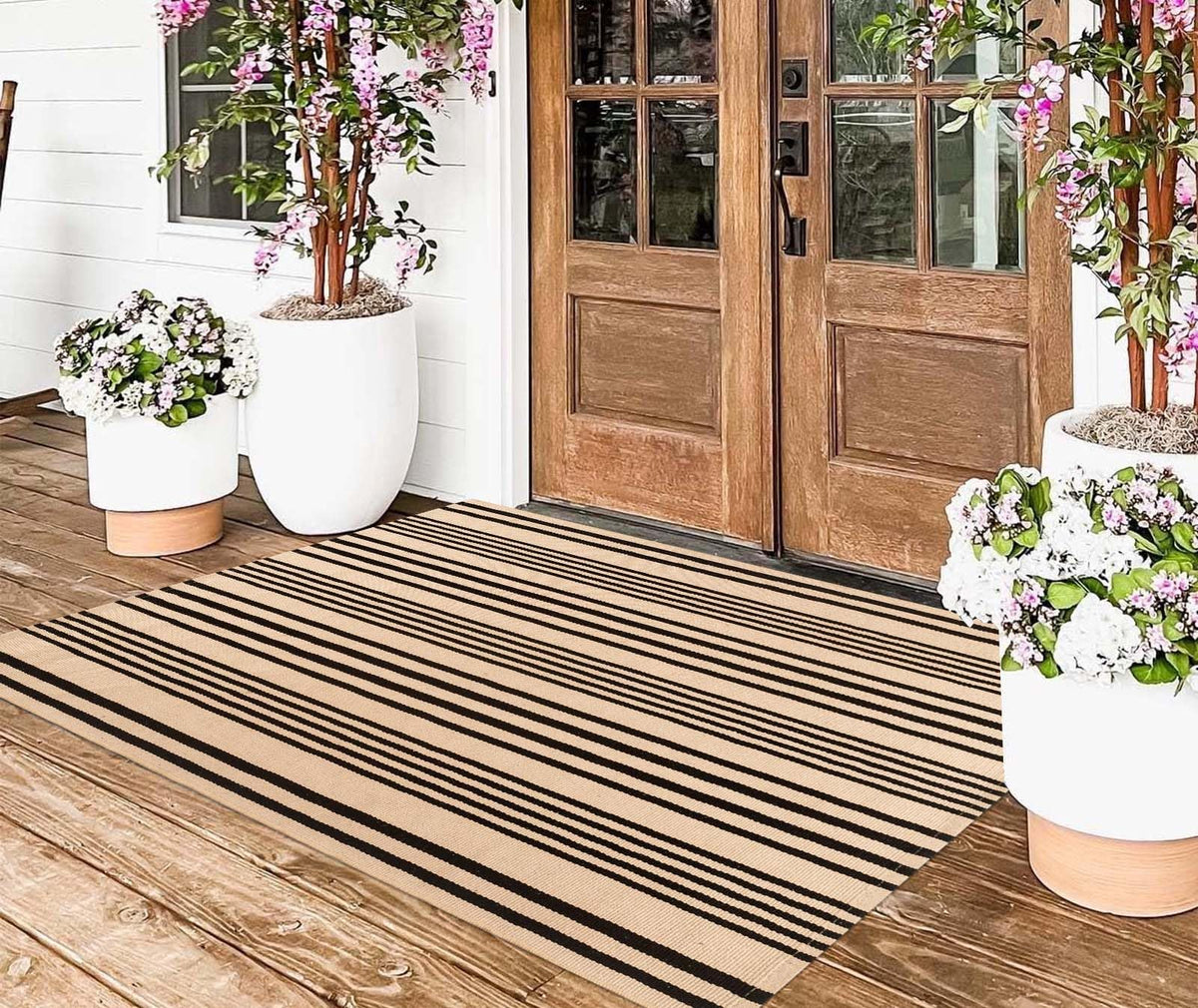 BUAGETUP indoor-outdoor rug fits entryways, patios, and living areas.