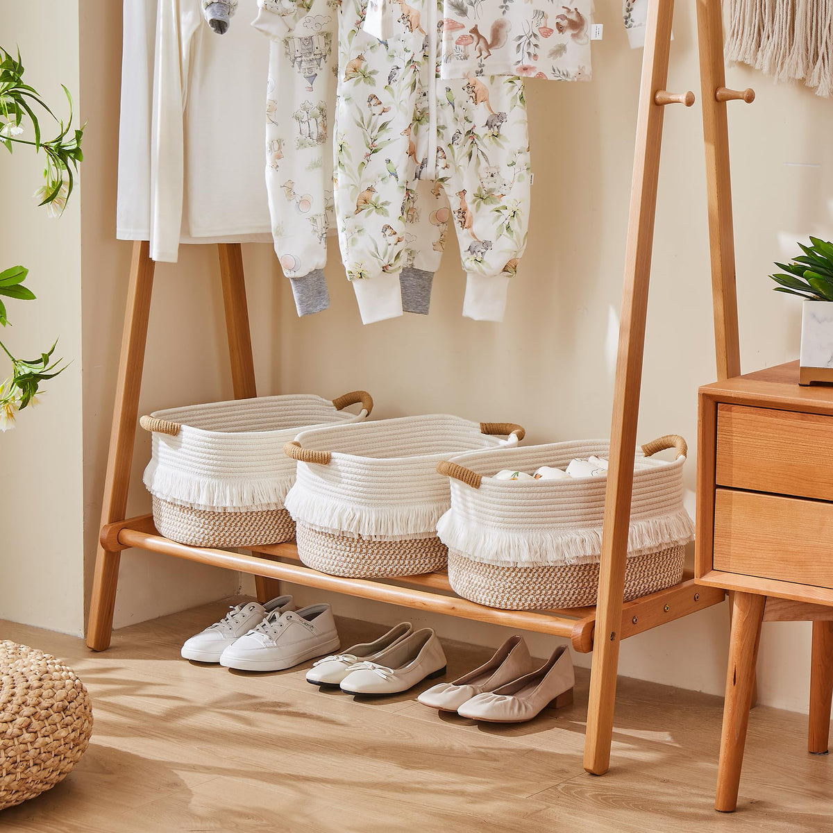 BUBUSUN nursery setup with baskets for toys and blankets
