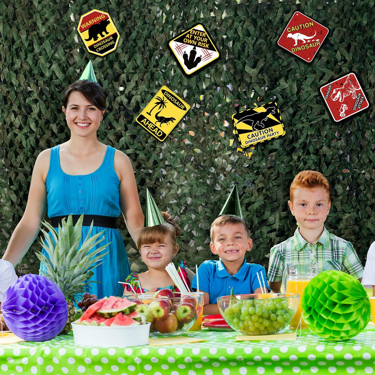 Bucherry dino backdrop sets up a spacious photo zone for kids.