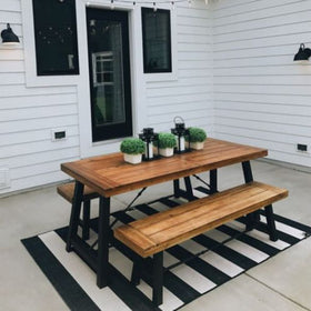 CAINANEL indoor-outdoor rug withstands foot traffic while keeping a clean look.