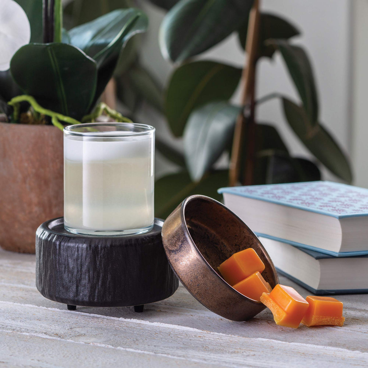 Candle Warmers ETC 2-in-1 on-off dial with indicator light for easy control.