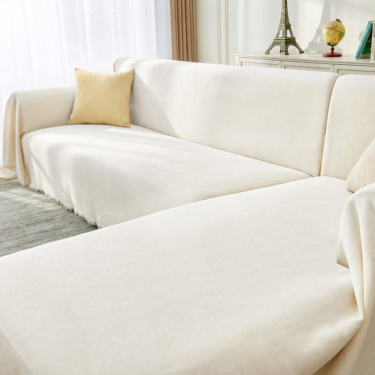 CAPALOCA beige chenille cover shows cozy, family-friendly style.