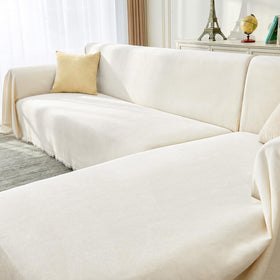 CAPALOCA beige chenille cover shows cozy, family-friendly style.
