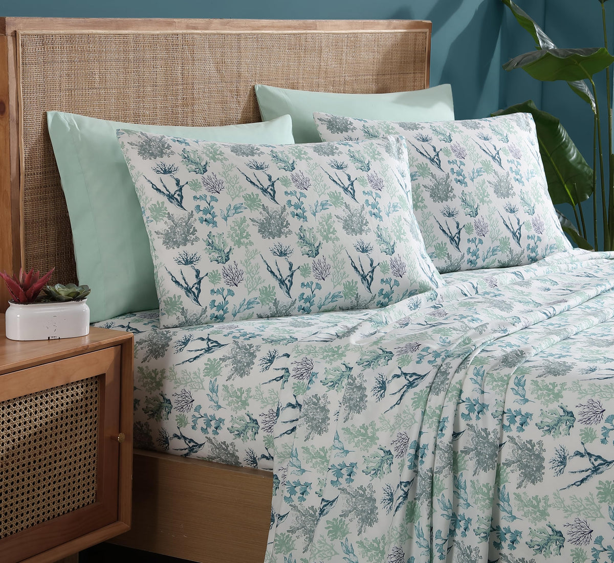Caribbean Joe fitted sheet with 12-inch deep pockets secures the mattress.