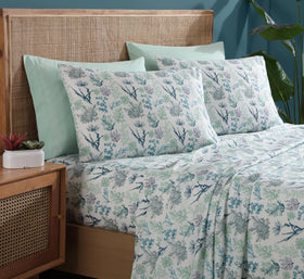 Caribbean Joe fitted sheet with 12-inch deep pockets secures the mattress.