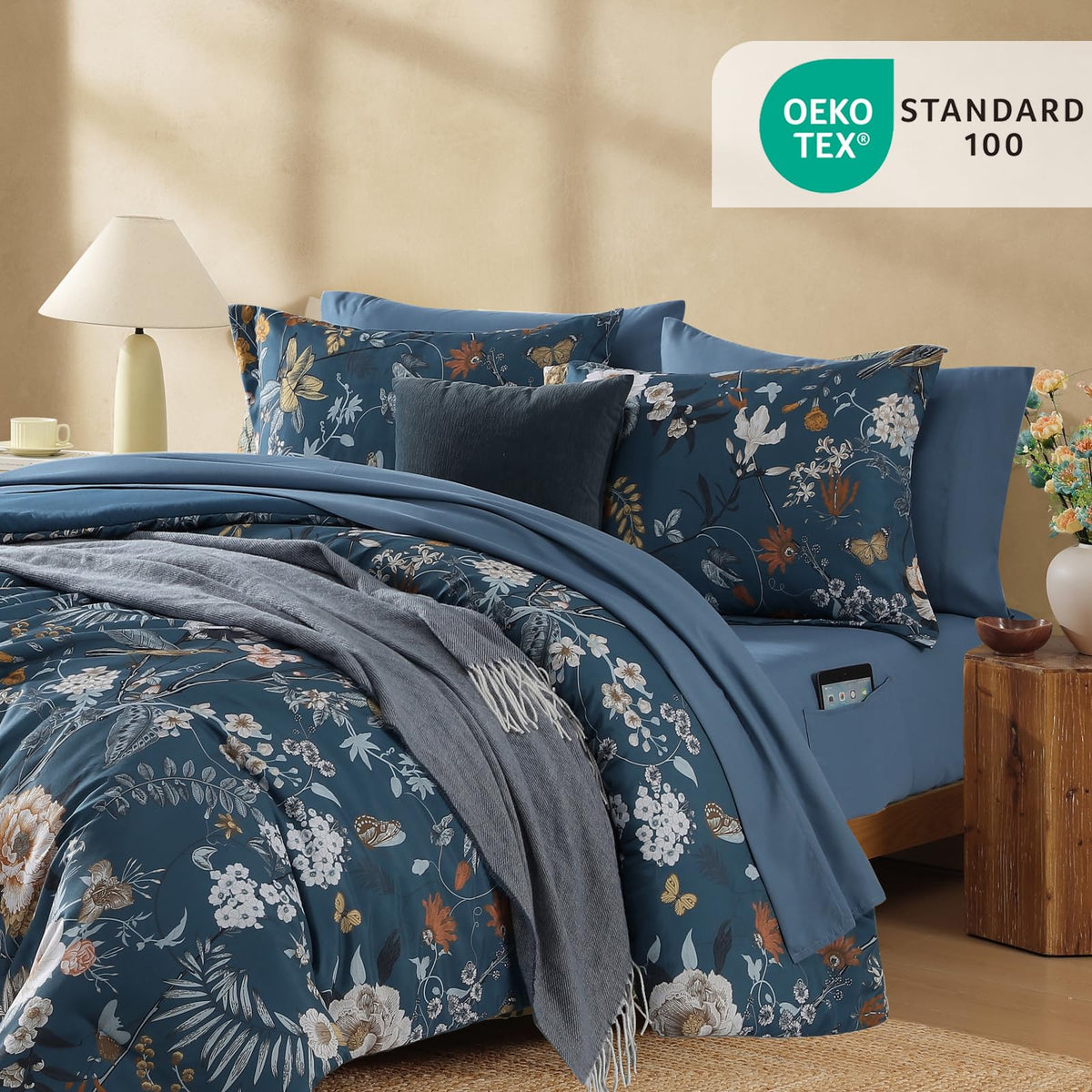 CASAAGUSTO comforter texture close-up highlights soft 240GSM down-alternative warmth