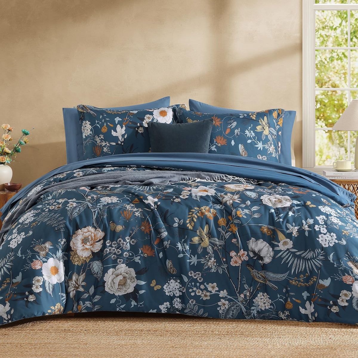 CASAAGUSTO queen comforter with blue floral print, ideal for all-season coziness.