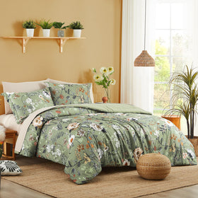 CASAAGUSTO green floral butterfly pattern close-up on seersucker bedding.