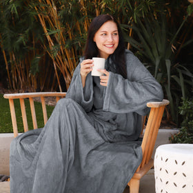Catalonia sleeve pockets design allows hands-free activities while staying warm.