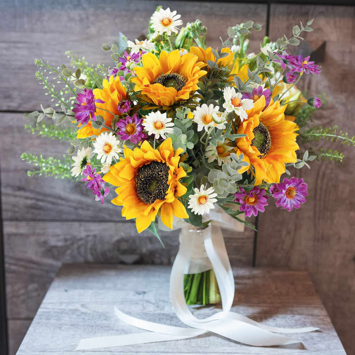 CEWOR daisies and eucalyptus accents enhance natural-looking compositions
