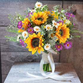 CEWOR daisies and eucalyptus accents enhance natural-looking compositions