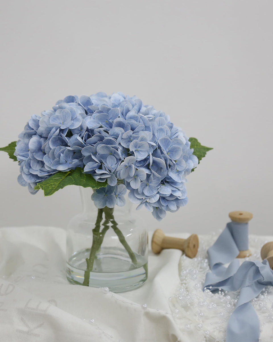 CHASMILE lifelike hydrangea bouquet in vase for natural-looking home decor.