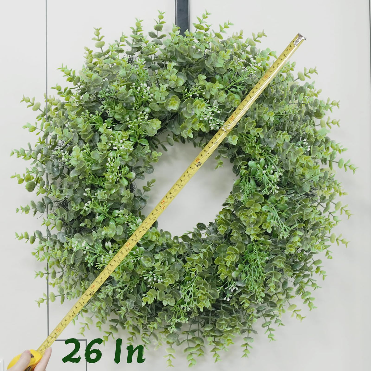Chiyinbao boxwood wreath close-up shows lifelike leaves and texture.
