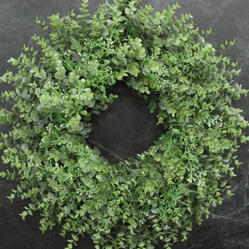Chiyinbao boxwood wreath suits farmhouse style and seasonal celebrations.