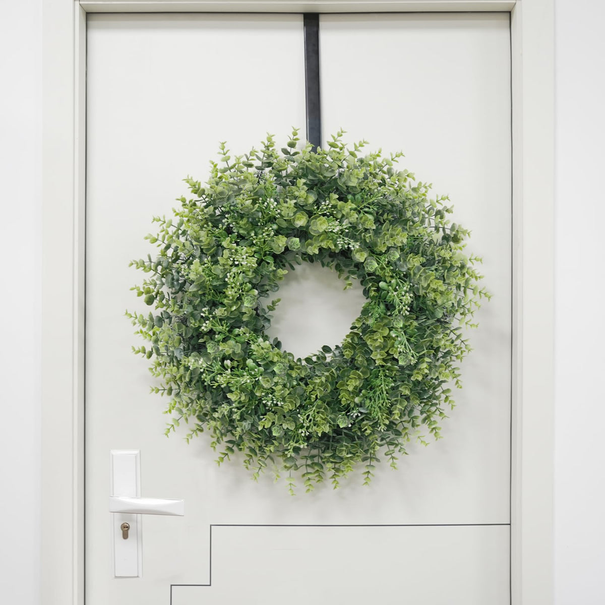Chiyinbao wreath indoors on wall creates natural ambience.