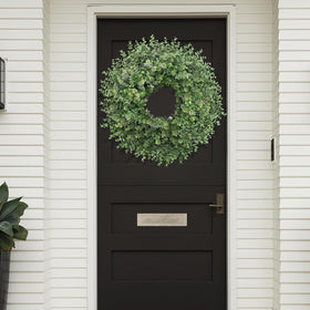 Chiyinbao outdoor-ready wreath withstands weather without fading.