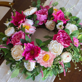 CHvista versatile indoor/outdoor wreath suitable for walls, mantels, and doors.
