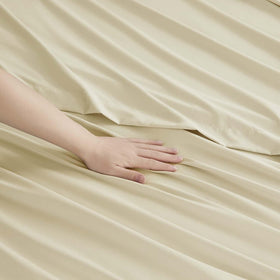 Clara Clark durable elastic-edge design securely hugs mattresses during packing and travel.