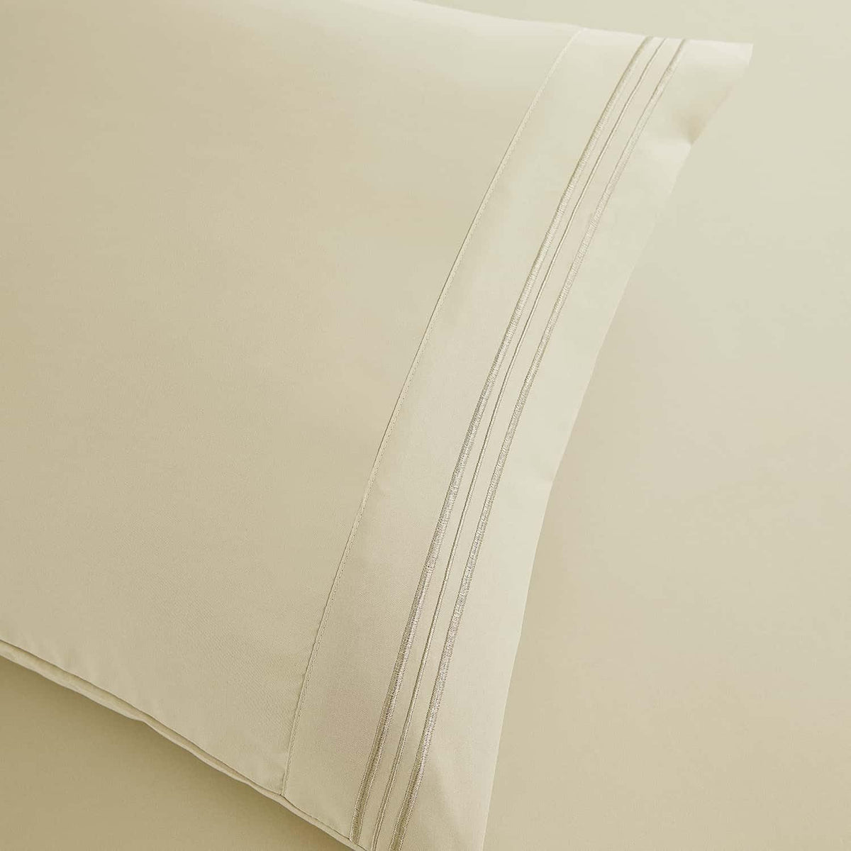 Clara Clark easy-care fade-resistant sheets resist wrinkles for quick RV laundry sessions.