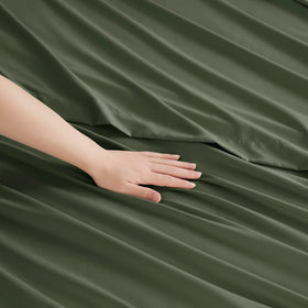 Clara Clark Premier 1800 bed sheets on bed for a luxurious setup.