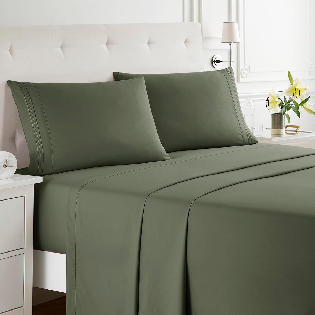 Clara Clark Premier 1800 microfiber close-up shows ultra-soft fabric.