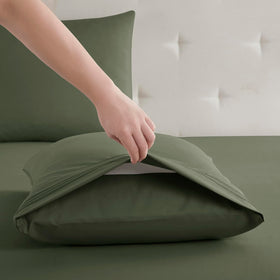 Clara Clark Premier 1800 wrinkle-resistant bedding stays smooth after washing.