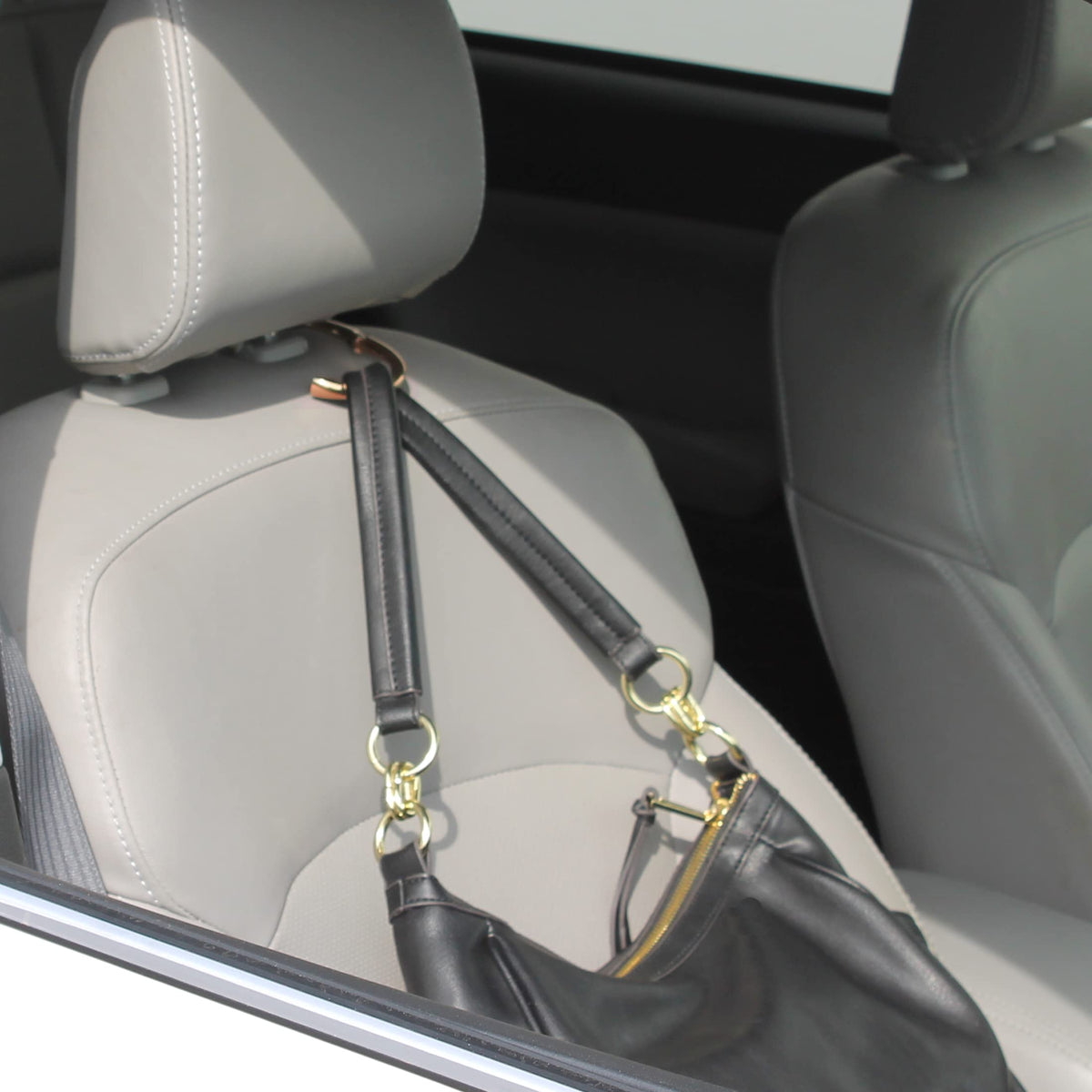 Clipa holds up to 33 pounds for sturdy bags.