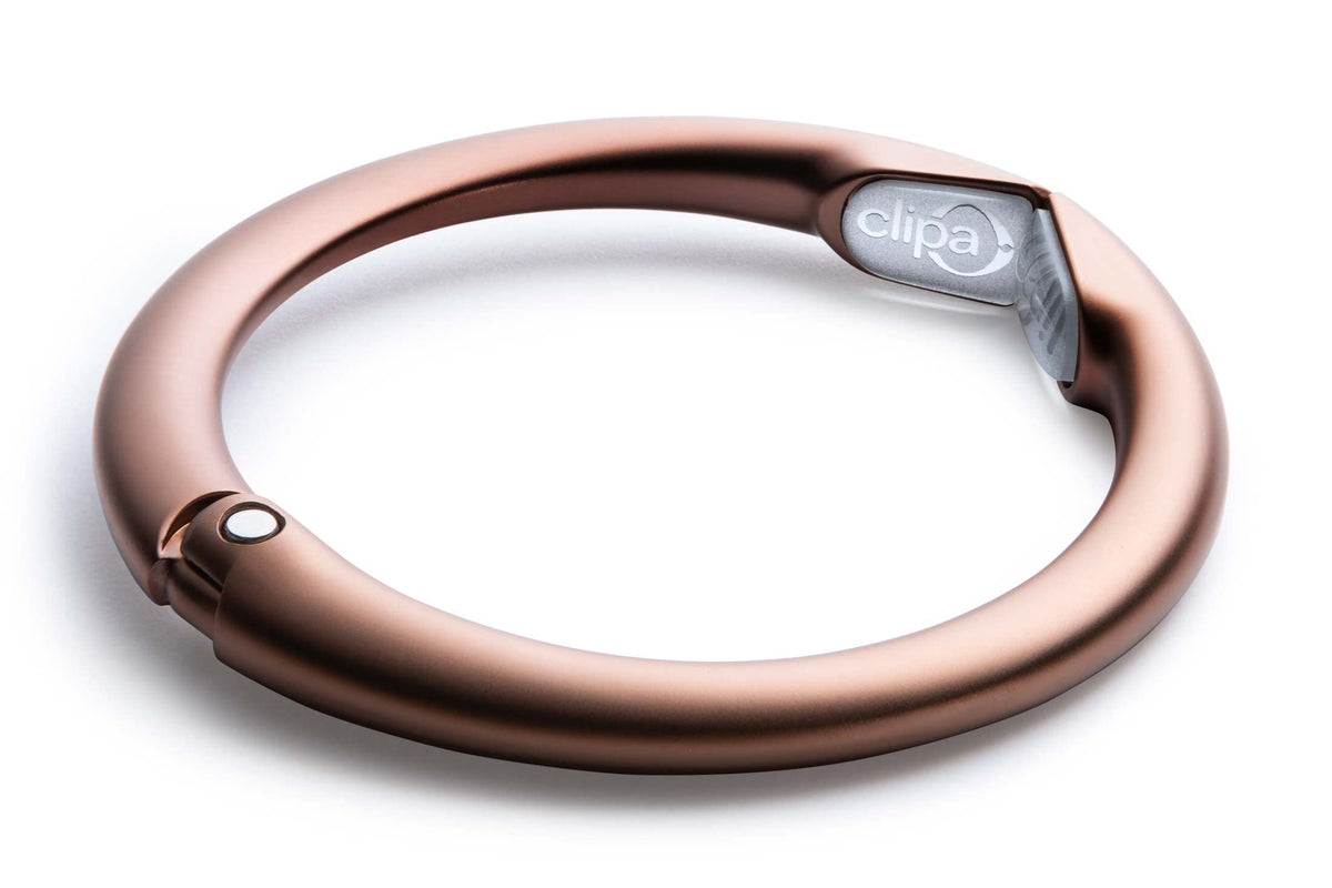 Clipa ring-to-hook mechanism enables quick, easy bag hanging.