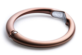 Clipa ring-to-hook mechanism enables quick, easy bag hanging.