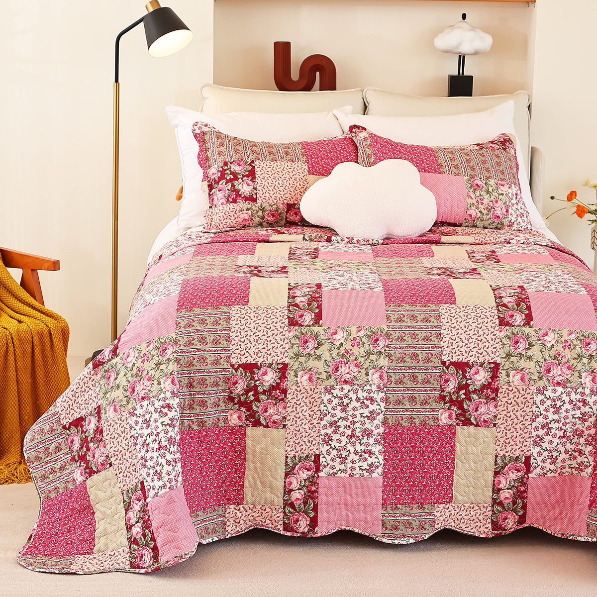 CMFshape reversible patchwork quilt full-rose design enhances bedroom ambiance