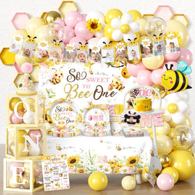 Cocomigo first bee day balloon arch creates a showpiece photo backdrop.