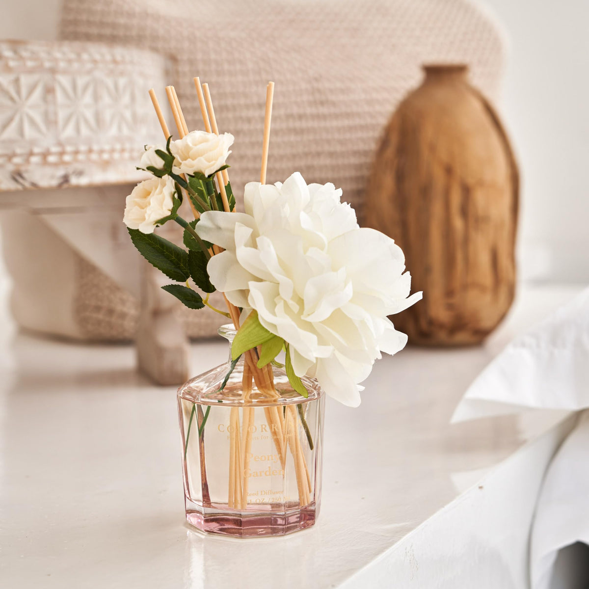 Elegant, gift-ready packaging suits birthdays, anniversaries, or housewarmings.