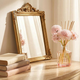 COCORRÍNA preserved flowers detail enhances natural beauty on the diffuser.