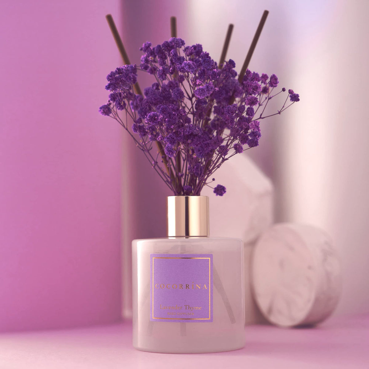COCORRÍNA diffuser with preserved baby's breath adds elegant decor and subtle scent.