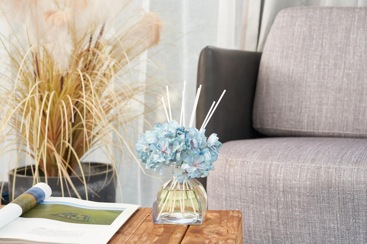 COCORRINA cozy ambiance with soft vanilla scent.