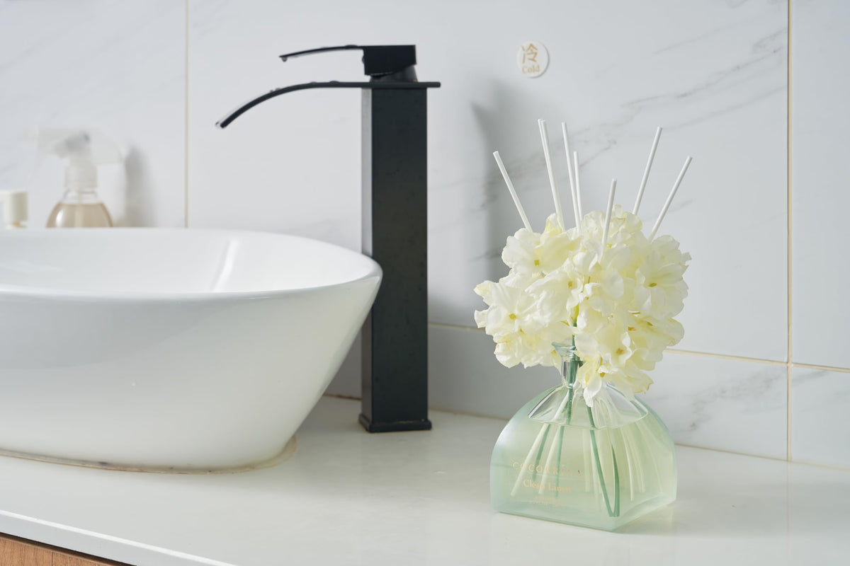 COCORRÍNA diffuser on a living room shelf for subtle aroma