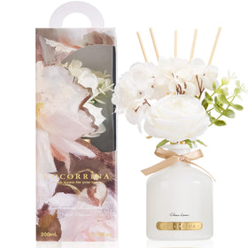 COCORRÍNA reed diffuser set with floral accents adds clean linen scent to any room.