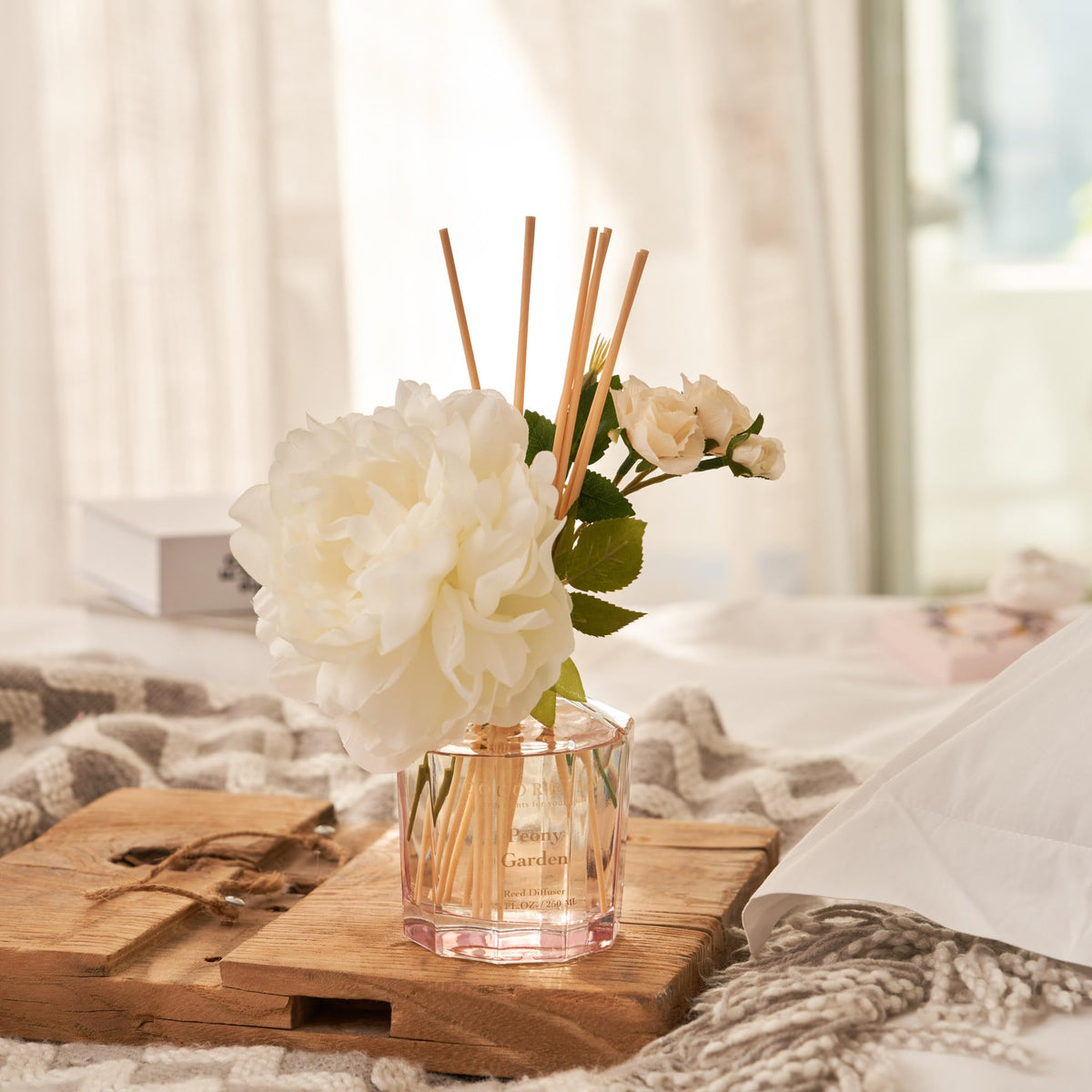 Long-lasting fragrance subtly elevates home or office ambiance.