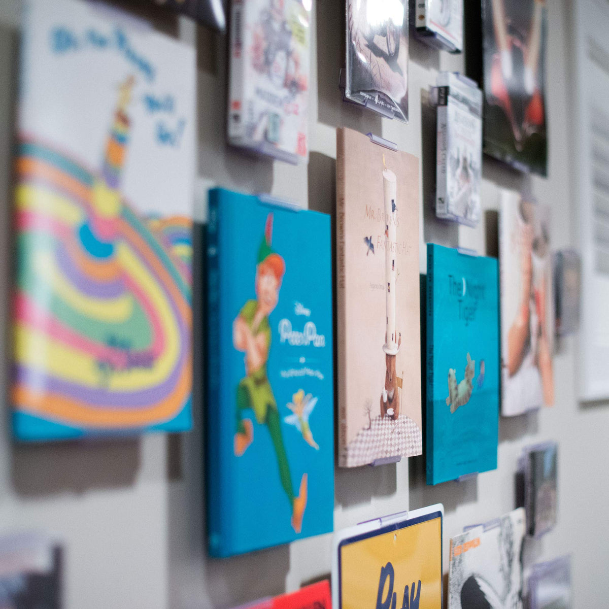 CollectorMount accommodates all comic book sizes with a clean edge.