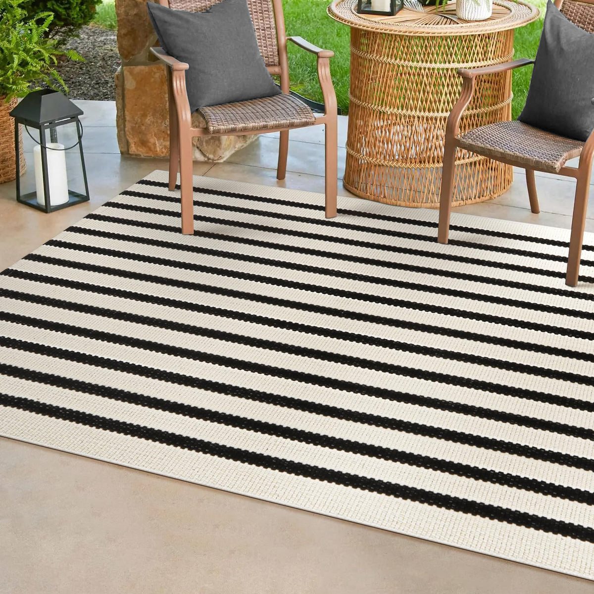 Machine-washable rug simplifies cleaning after muddy paths and seasonal debris.